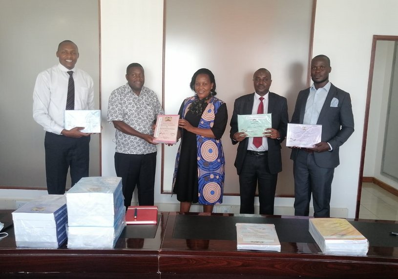 The photo shows the representatives of GIZ and the Kenyan training authorities who show the new curriculum (opens enlarged image)